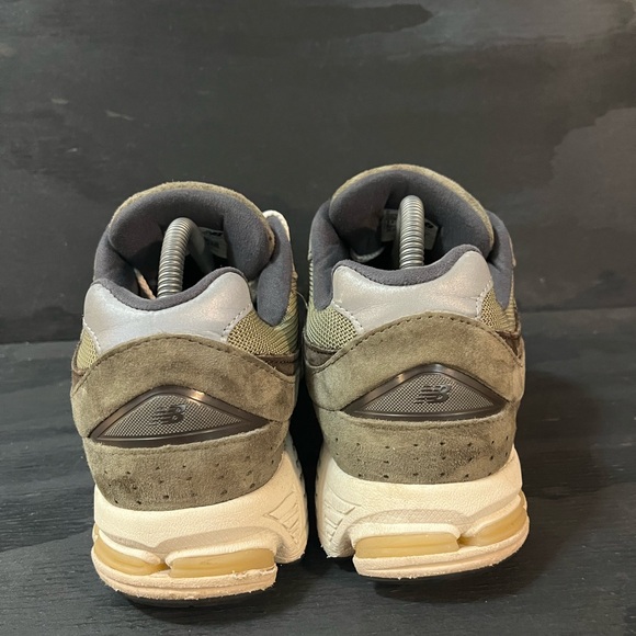 New Balance 2002R Men’s Size 8.5 Dark Camo Green Brown Olive White Sneakers - Picture 4 of 8